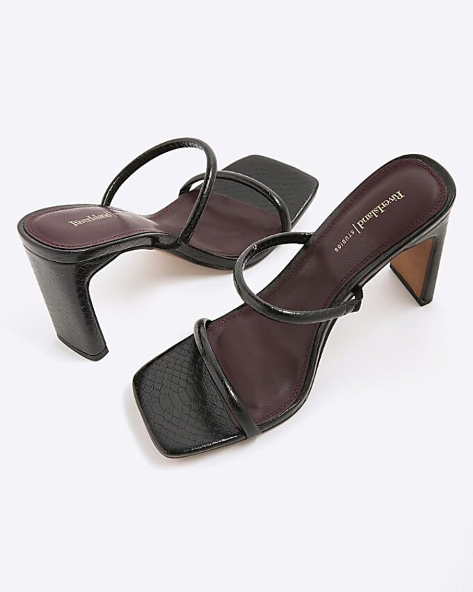 Svarta sandaler med remmar och klack i bred passform
