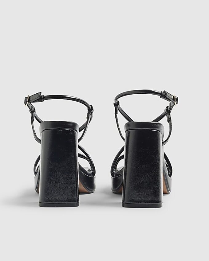 Svarta sandaler med trippelrem och platåklack
