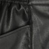 Svarta shorts i elastiskt konstläder