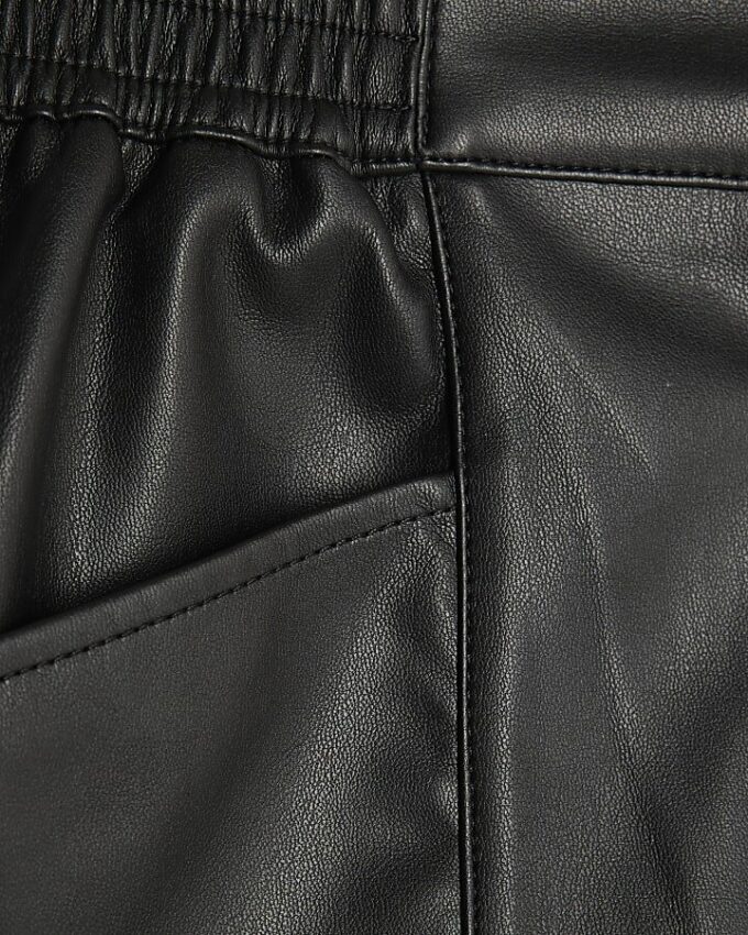 Svarta shorts i elastiskt konstläder