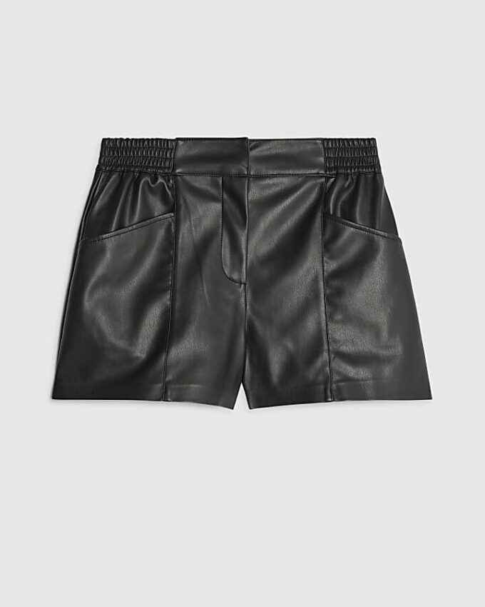 Svarta shorts i elastiskt konstläder