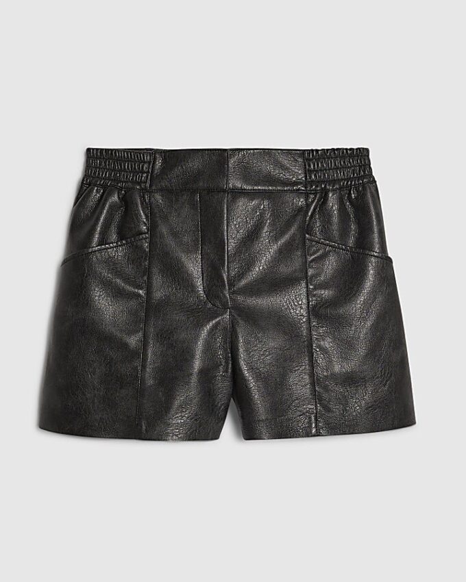 Svarta shorts i elastiskt konstläder
