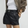 Svarta shorts i konstläder med bälte