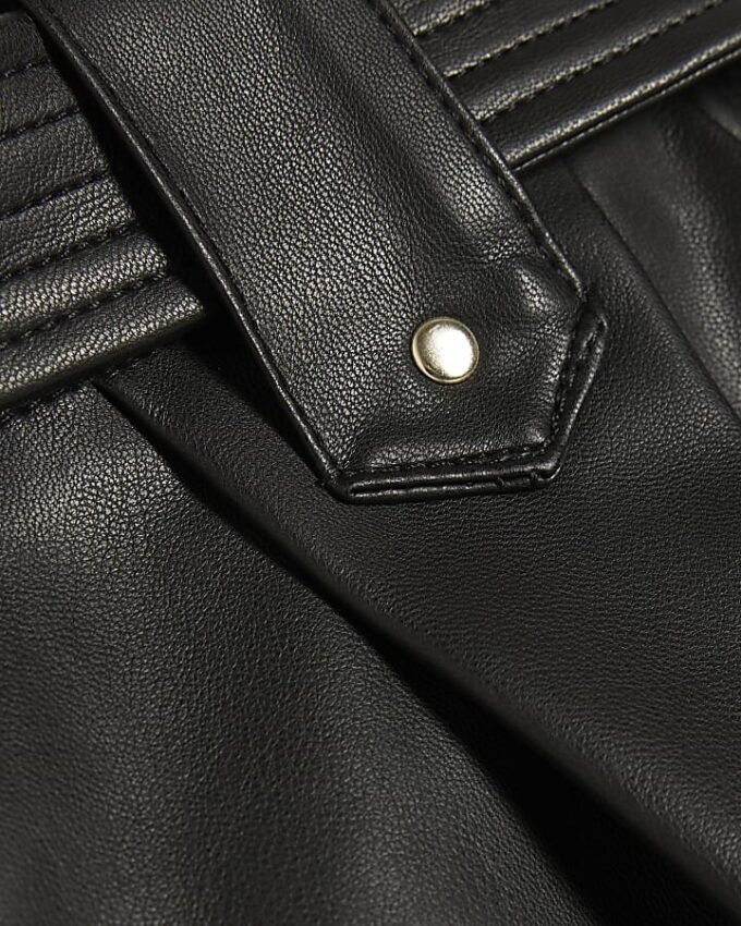 Svarta shorts i konstläder med bälte