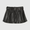 Svarta shorts i konstläder med bälte