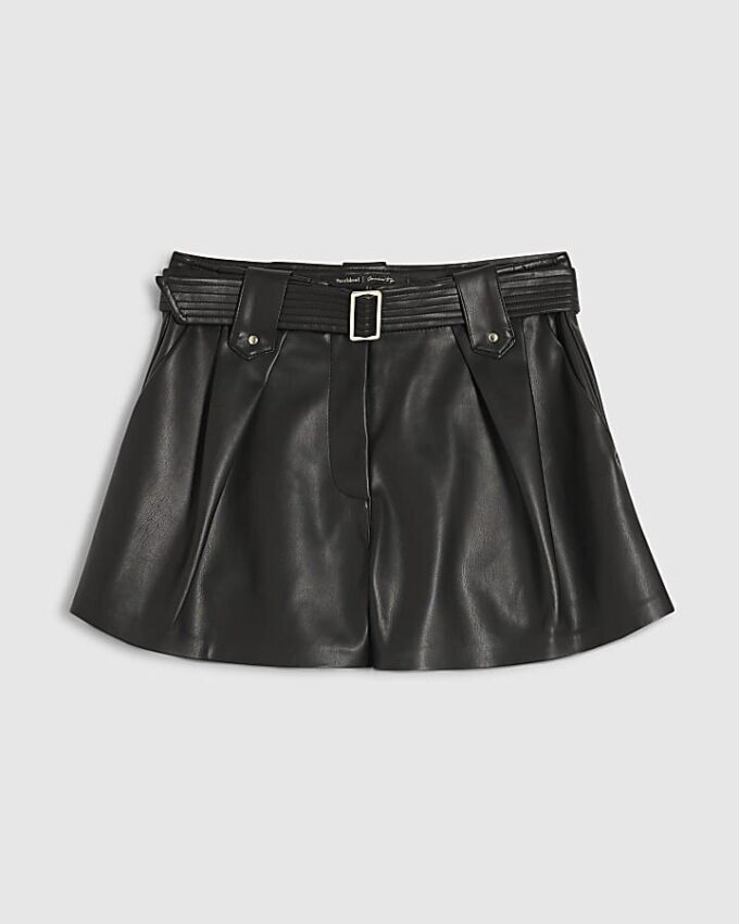 Svarta shorts i konstläder med bälte