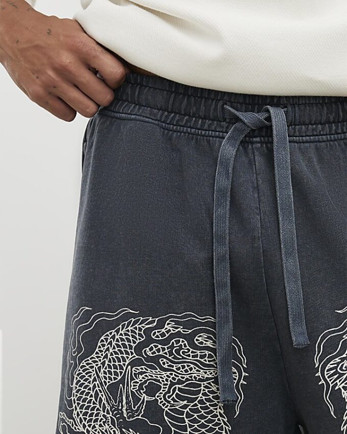 Svarta shorts med broderad japansk drake