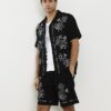 Svarta shorts med normal passform och blommig brodyr