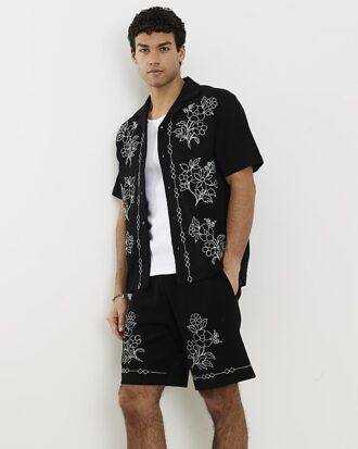 Svarta shorts med normal passform och blommig brodyr
