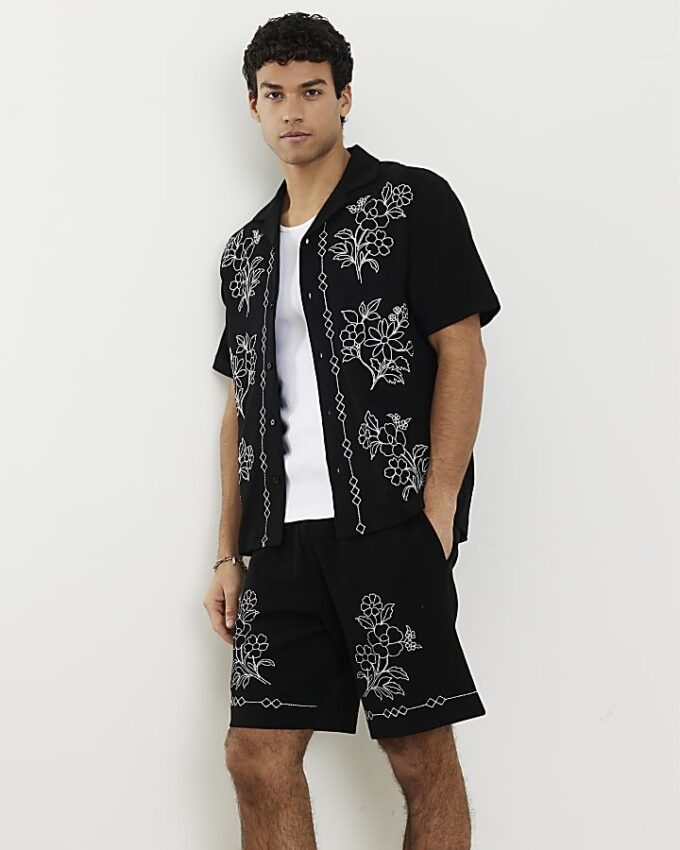 Svarta shorts med normal passform och blommig brodyr
