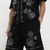 Svarta shorts med normal passform och blommig brodyr