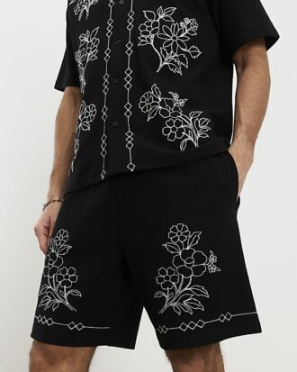 Svarta shorts med normal passform och blommig brodyr