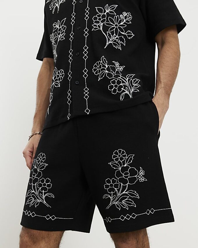 Svarta shorts med normal passform och blommig brodyr
