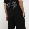 Svarta shorts med normal passform och blommig brodyr