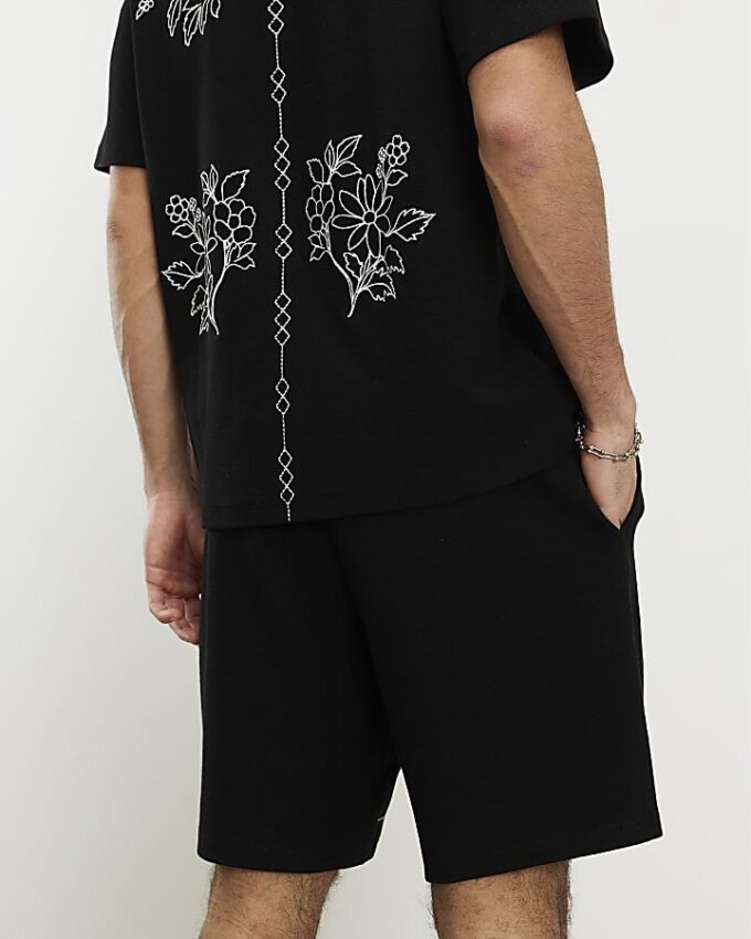 Svarta shorts med normal passform och blommig brodyr