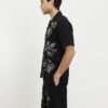 Svarta shorts med normal passform och blommig brodyr