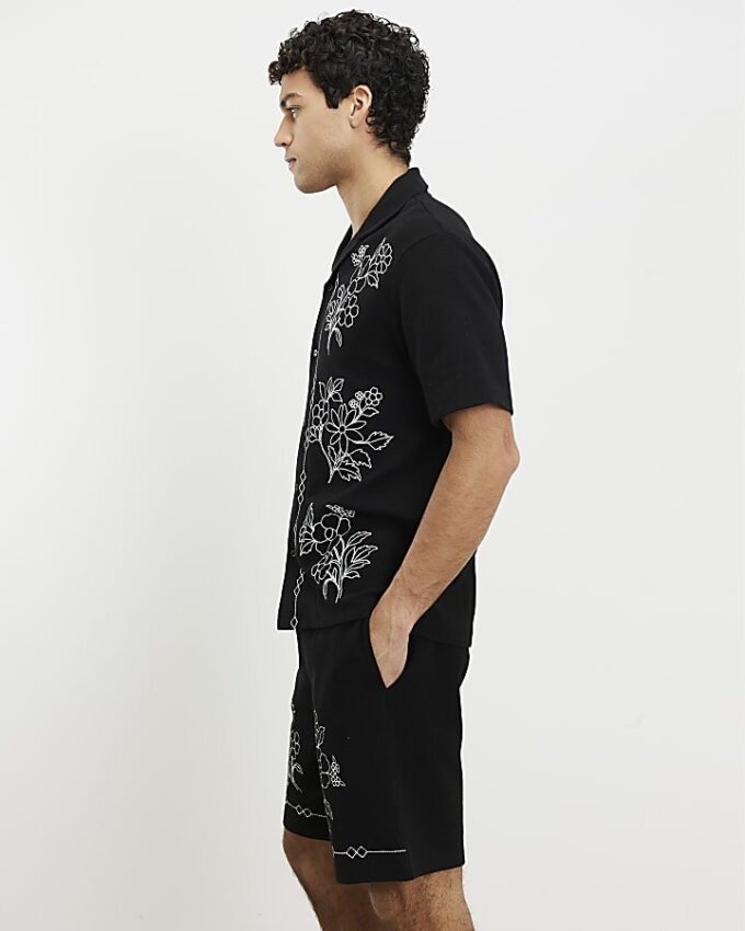 Svarta shorts med normal passform och blommig brodyr