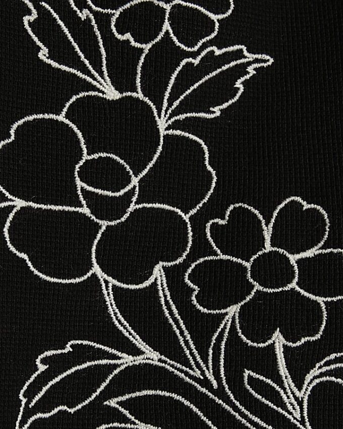 Svarta shorts med normal passform och blommig brodyr