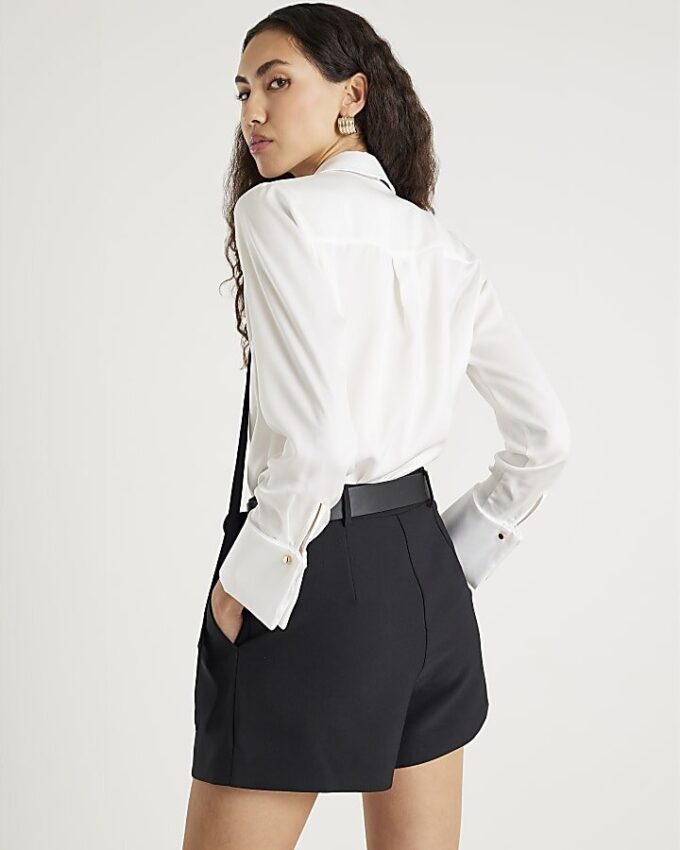 Svarta strukturerade shorts med bälte