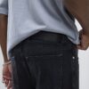 Svarta tvättade jeans med raka ben