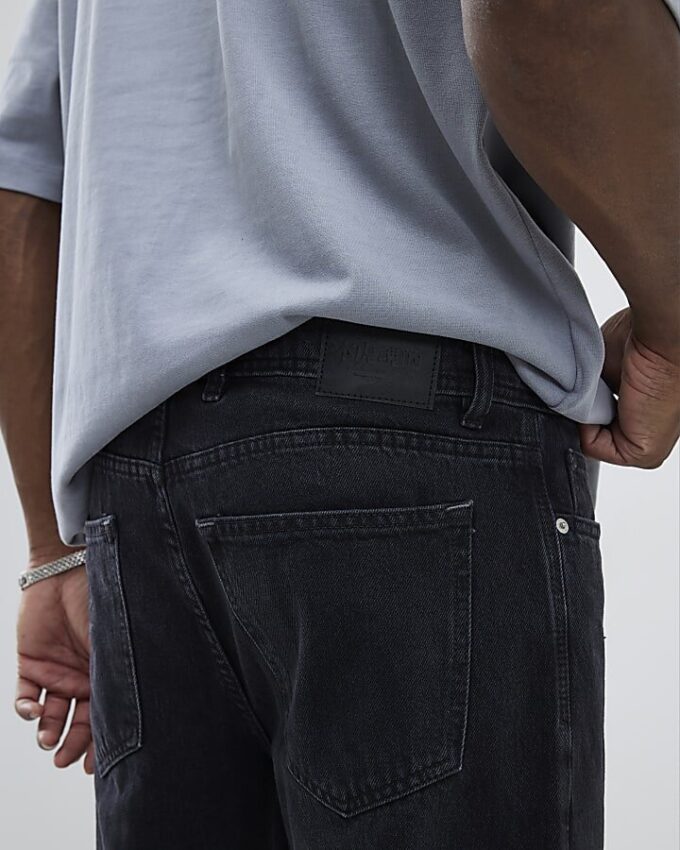 Svarta tvättade jeans med raka ben