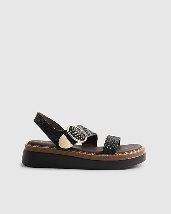 Svarta vävda sandaler med spänne och platt sula