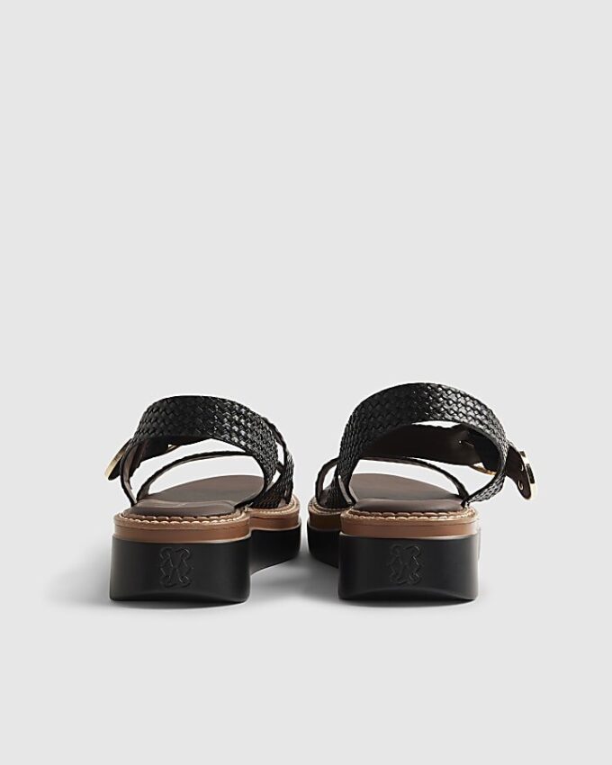 Svarta vävda sandaler med spänne och platt sula
