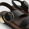 Svarta vävda sandaler med spänne och platt sula