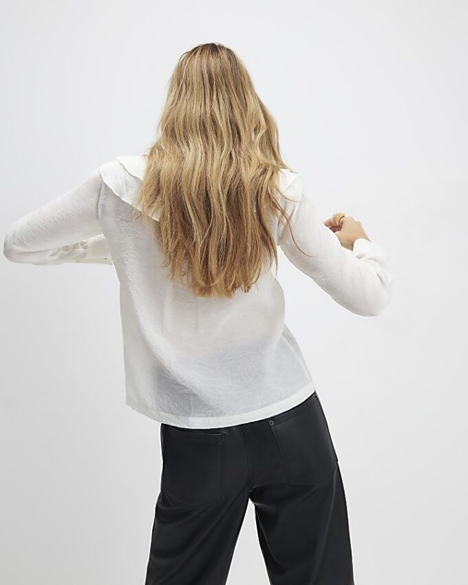 Vit blus med volang och knytband