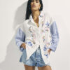 Vit broderad patchwork-randig skjorta