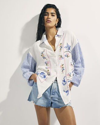 Vit broderad patchwork-randig skjorta