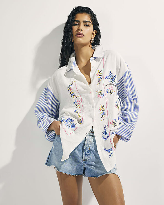 Vit broderad patchwork-randig skjorta