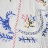 Vit broderad patchwork-randig skjorta