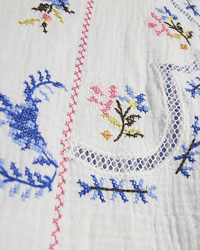Vit broderad patchwork-randig skjorta