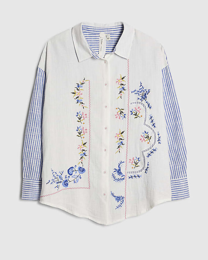 Vit broderad patchwork-randig skjorta