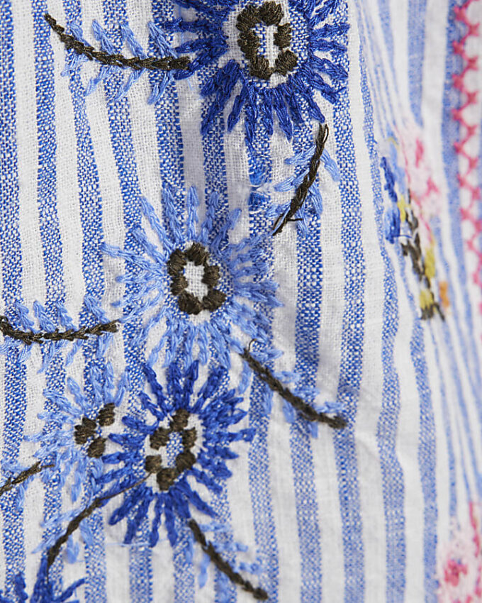 Vit broderad playsuit med patchwork-ränder