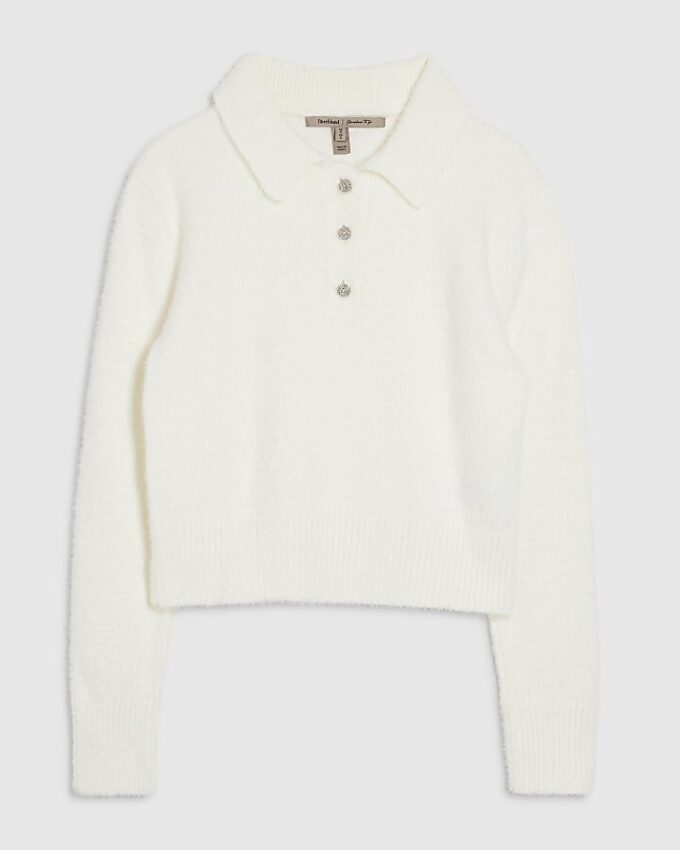 Vit fluffig stickad polotröja