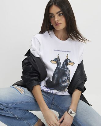 Vit kortärmad T-shirt med hundmotiv