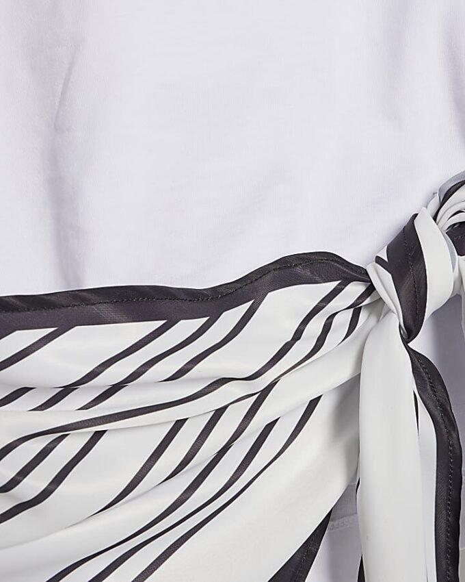 Vit kortärmad T-shirt med scarfdetalj