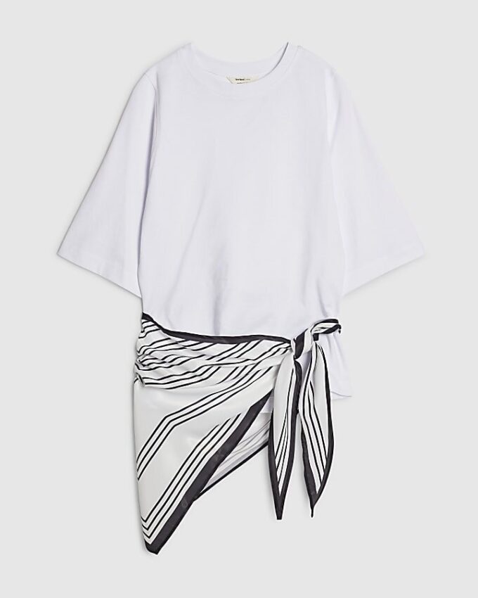 Vit kortärmad T-shirt med scarfdetalj