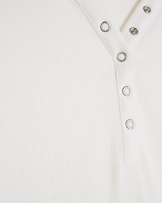 Vit långärmad ribbad topp med tryckknappar och V-ringning