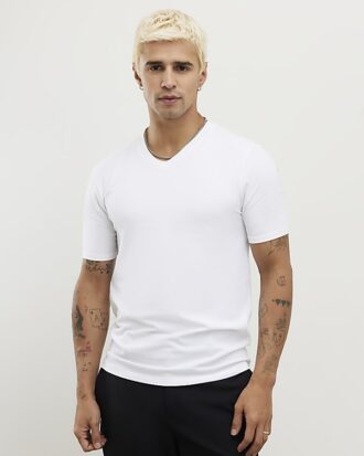 Vit muskelpassad T-shirt med V-ringning