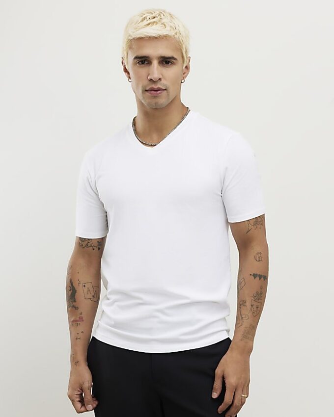 Vit muskelpassad T-shirt med V-ringning