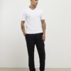 Vit muskelpassad T-shirt med V-ringning