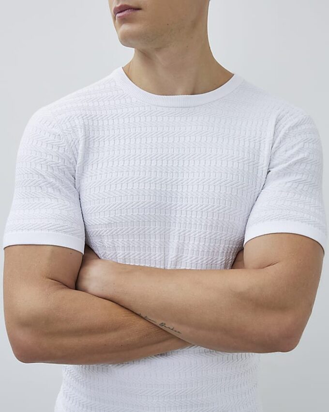 Vit muskelpassad texturerad T-shirt