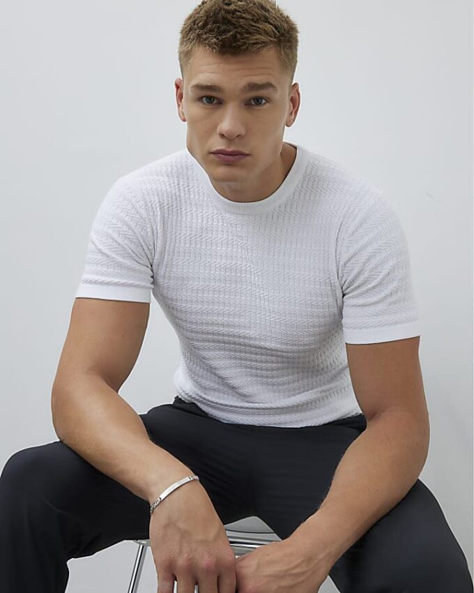 Vit muskelpassad texturerad T-shirt