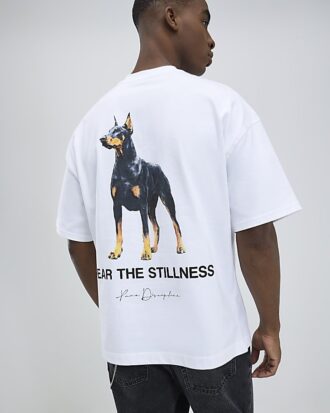 Vit oversized Doberman T-shirt