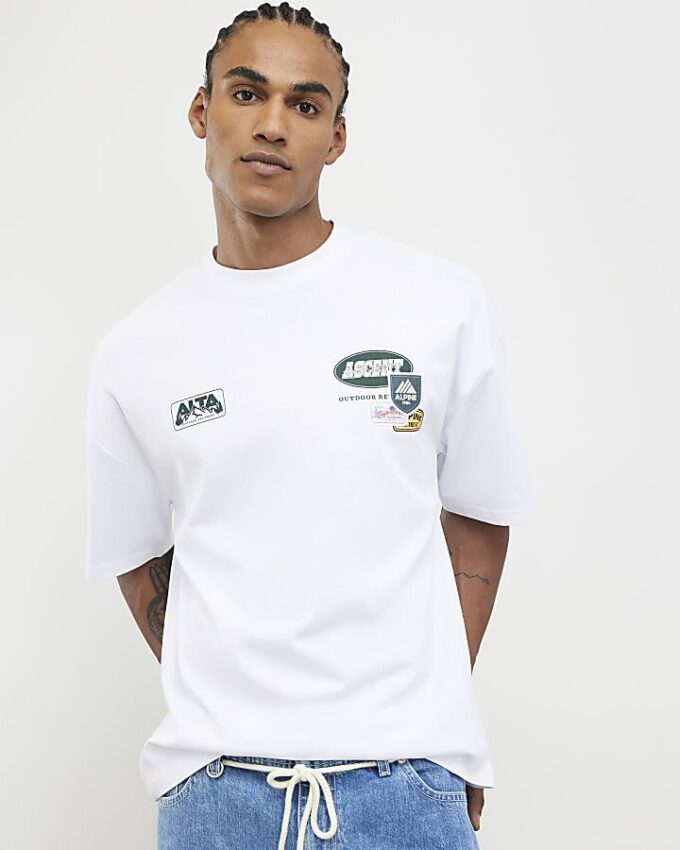 Vit oversized-passformad T-shirt med alpinbadge