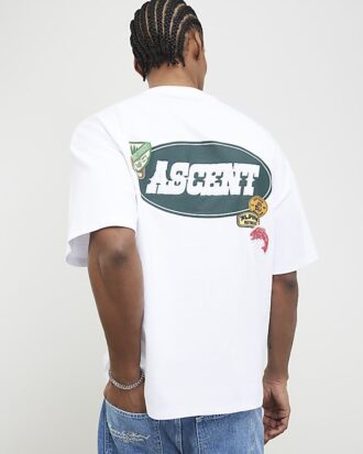 Vit oversized-passformad T-shirt med alpinbadge