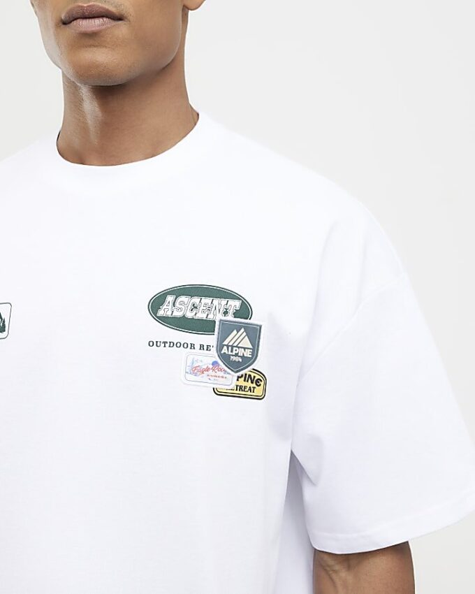 Vit oversized-passformad T-shirt med alpinbadge